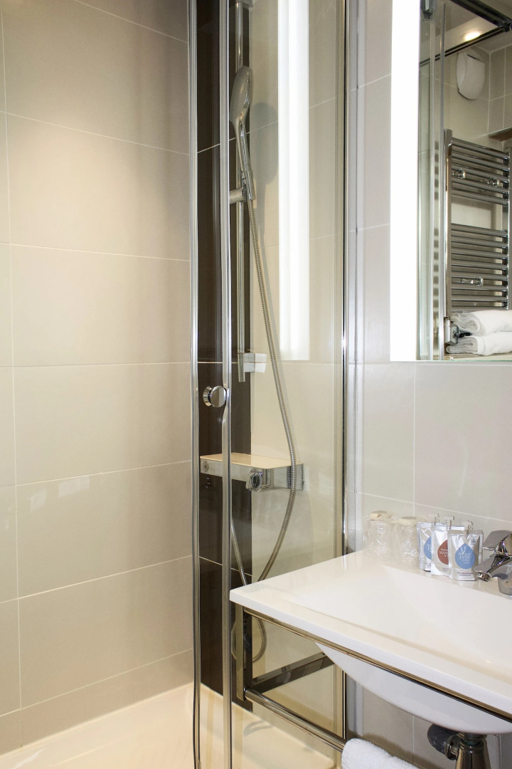 Hotel Kyriad Lyon Est - Bron Eurexpo Le Cottage