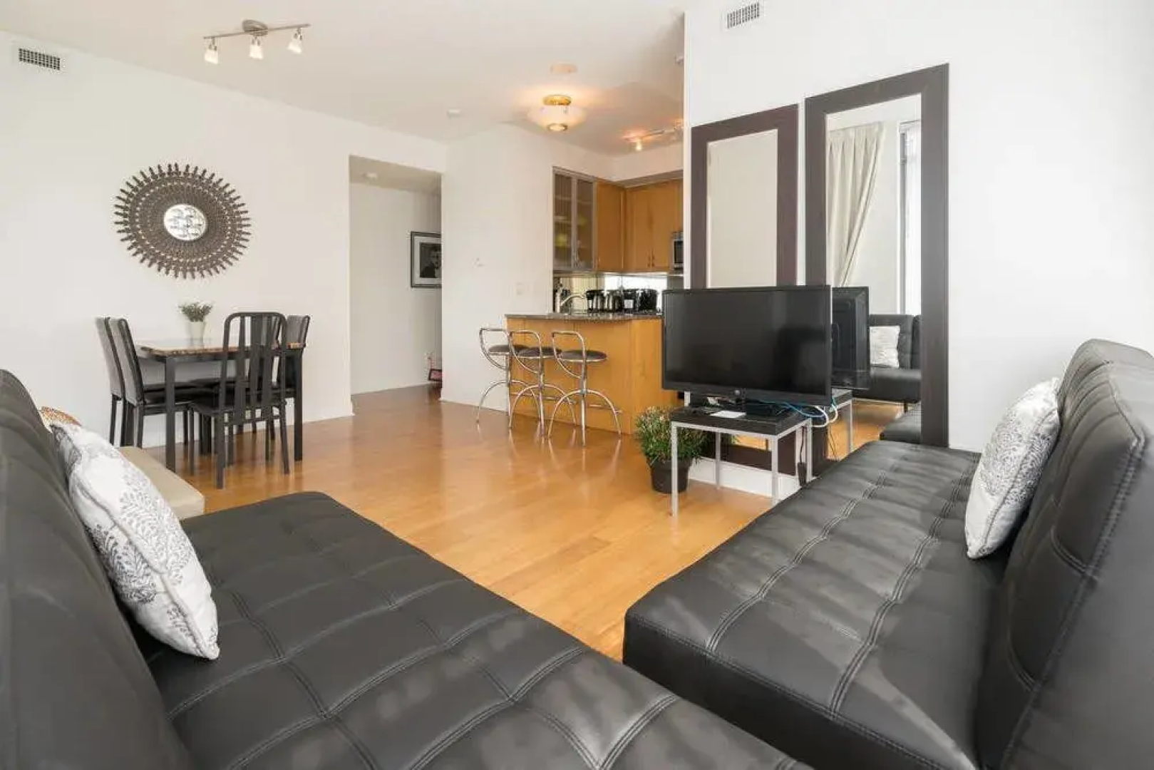 Mary-am Suites - Yorkville Suites