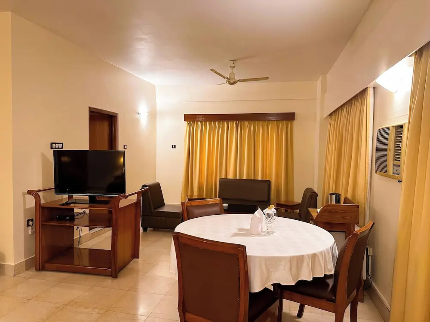 lhaki Hotel
