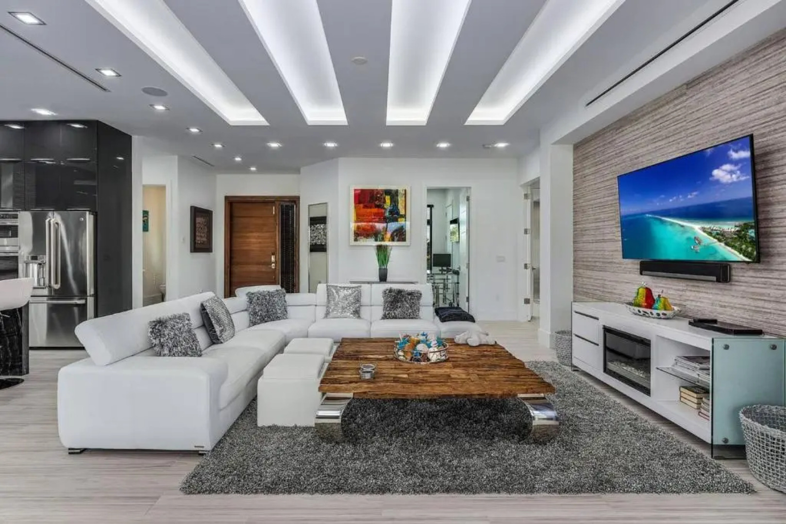 Beach 5 Min. Walk-Luxurious Modern Pool Home