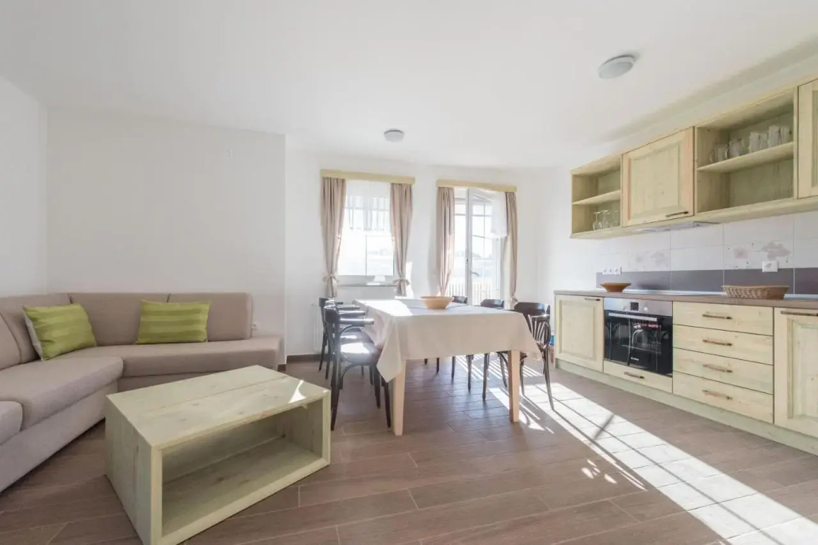 Apartments and rooms Tolc