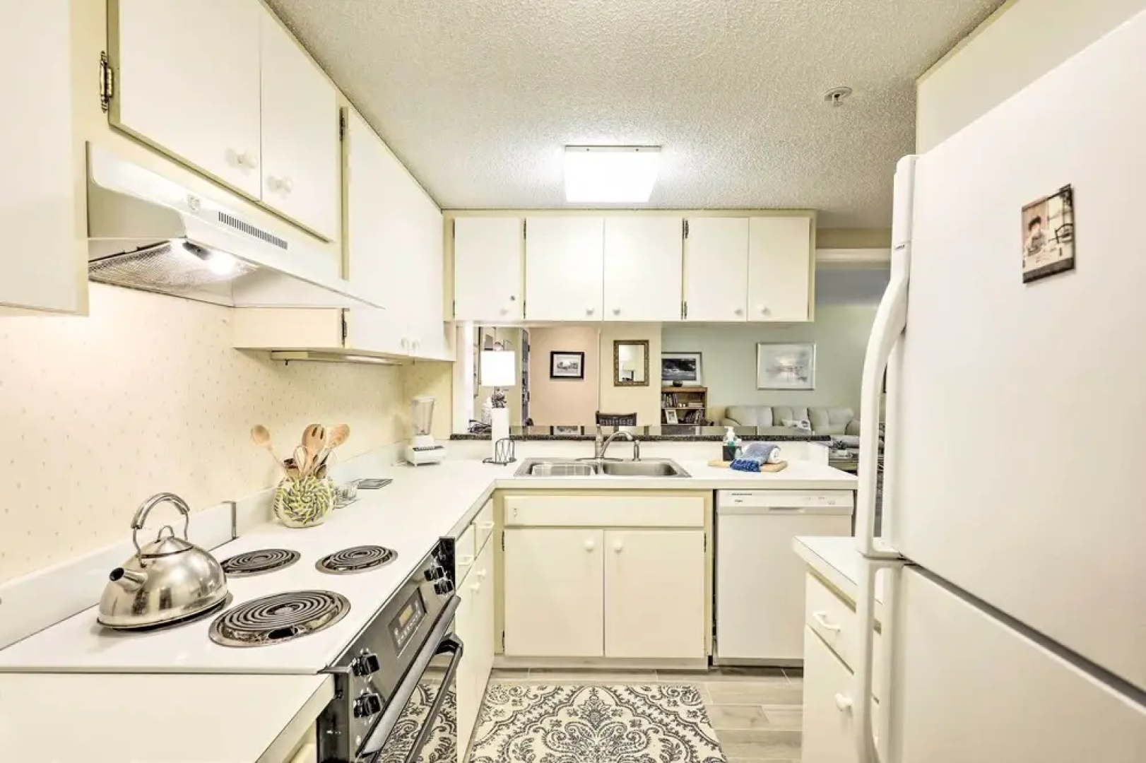 Large Tampa-area Condo - 15 Mi Clearwater Beach!