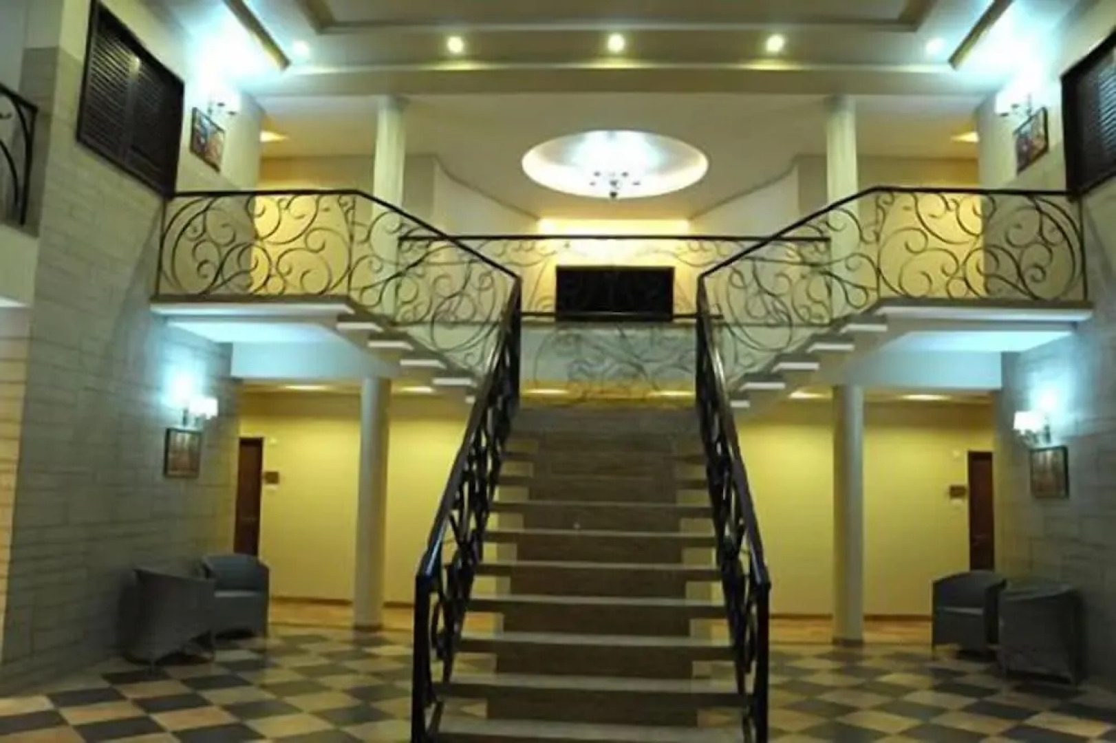 Confident Amoon - The Glamour Spa and Resort