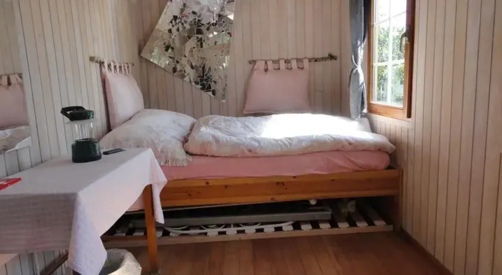 Kleines Haus im Grünen, Zirkuswagen, Hängebett & Zimmerli