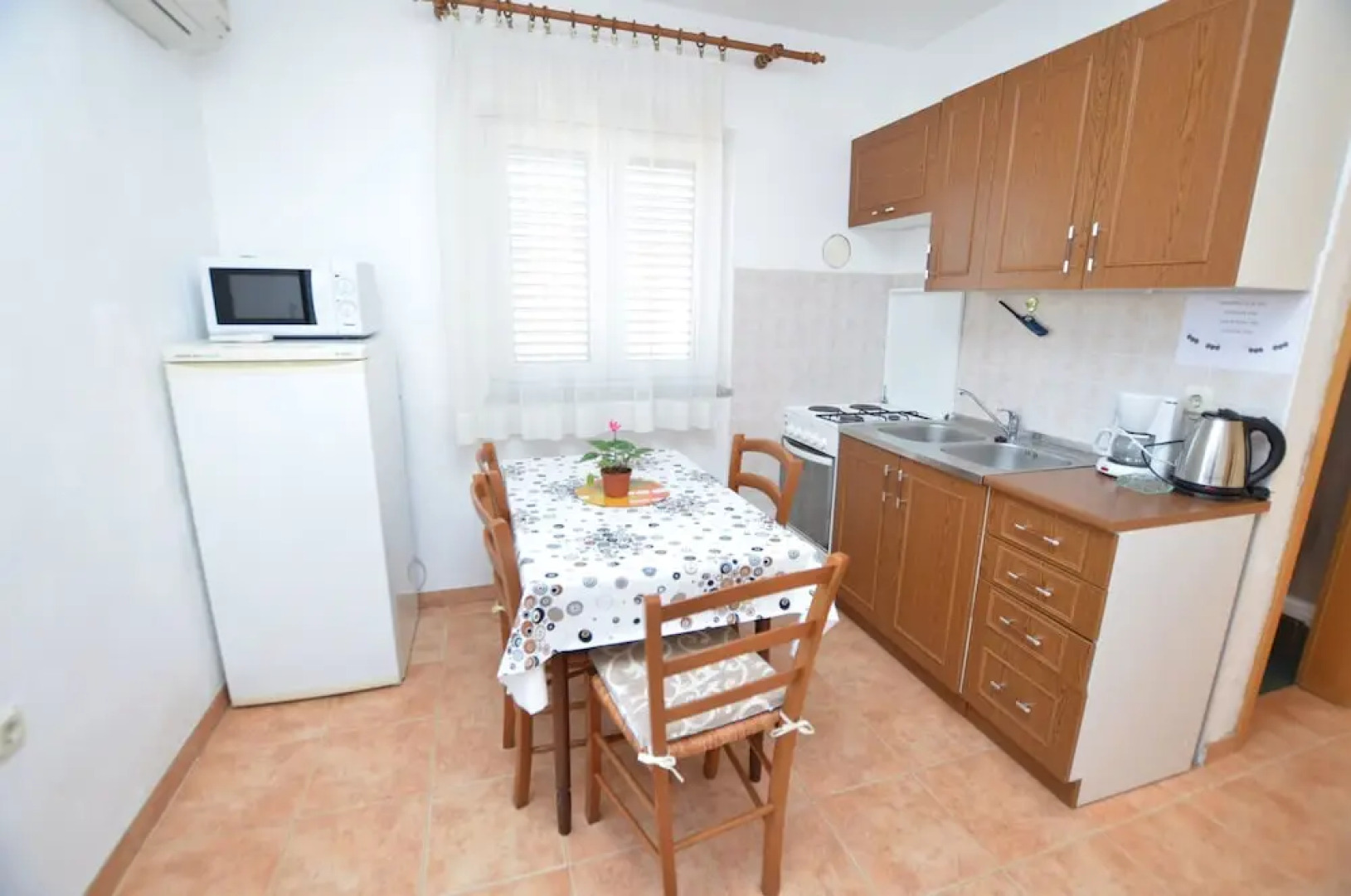 Apartment and Rooms Anton