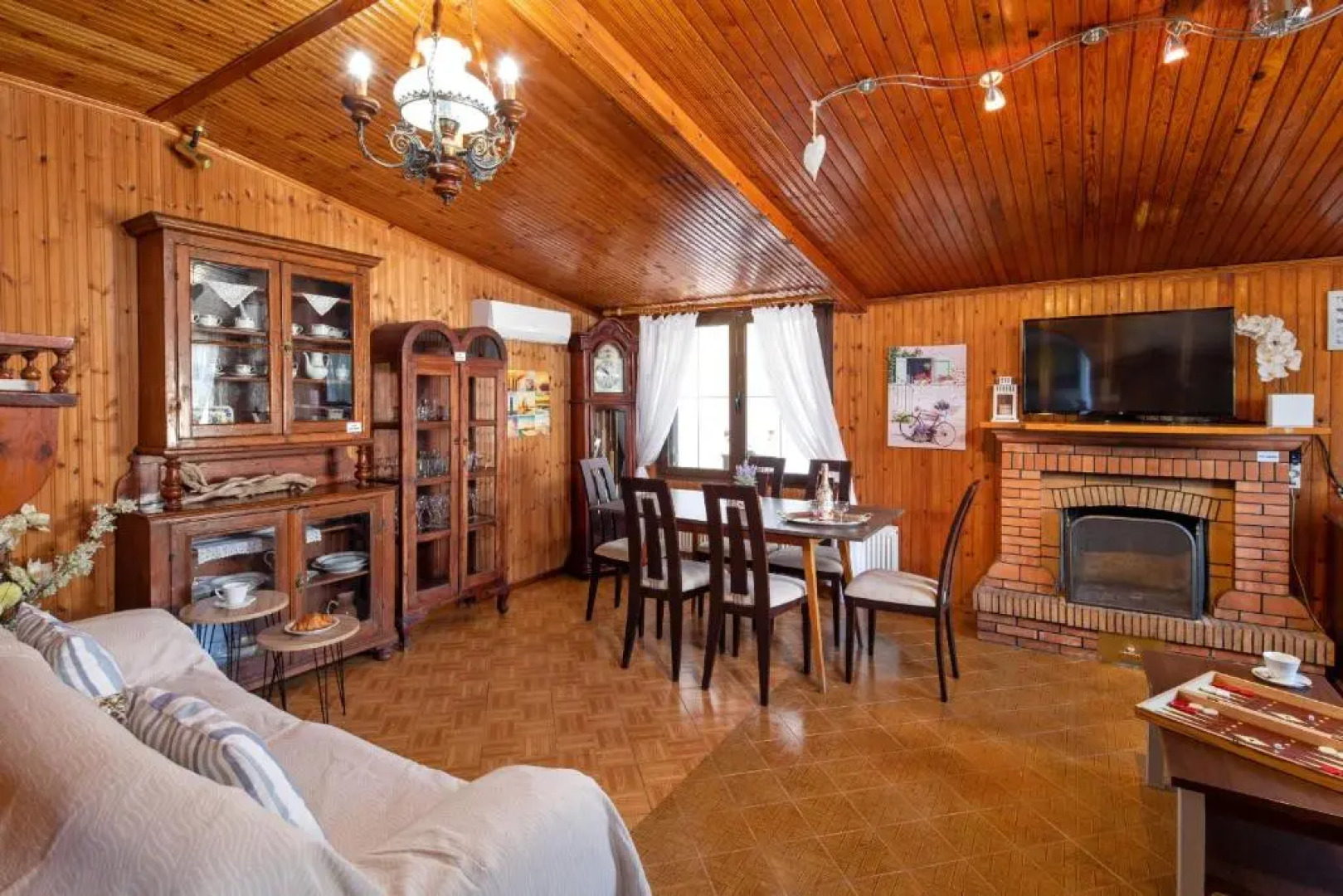 Villa Paradiso: Near beach, superb pool and garden