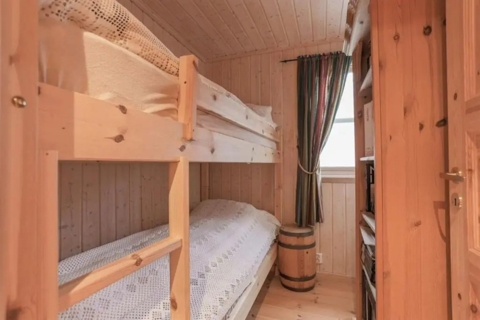 Cabin in Hodlekve with 5 bedrooms & hot tub.