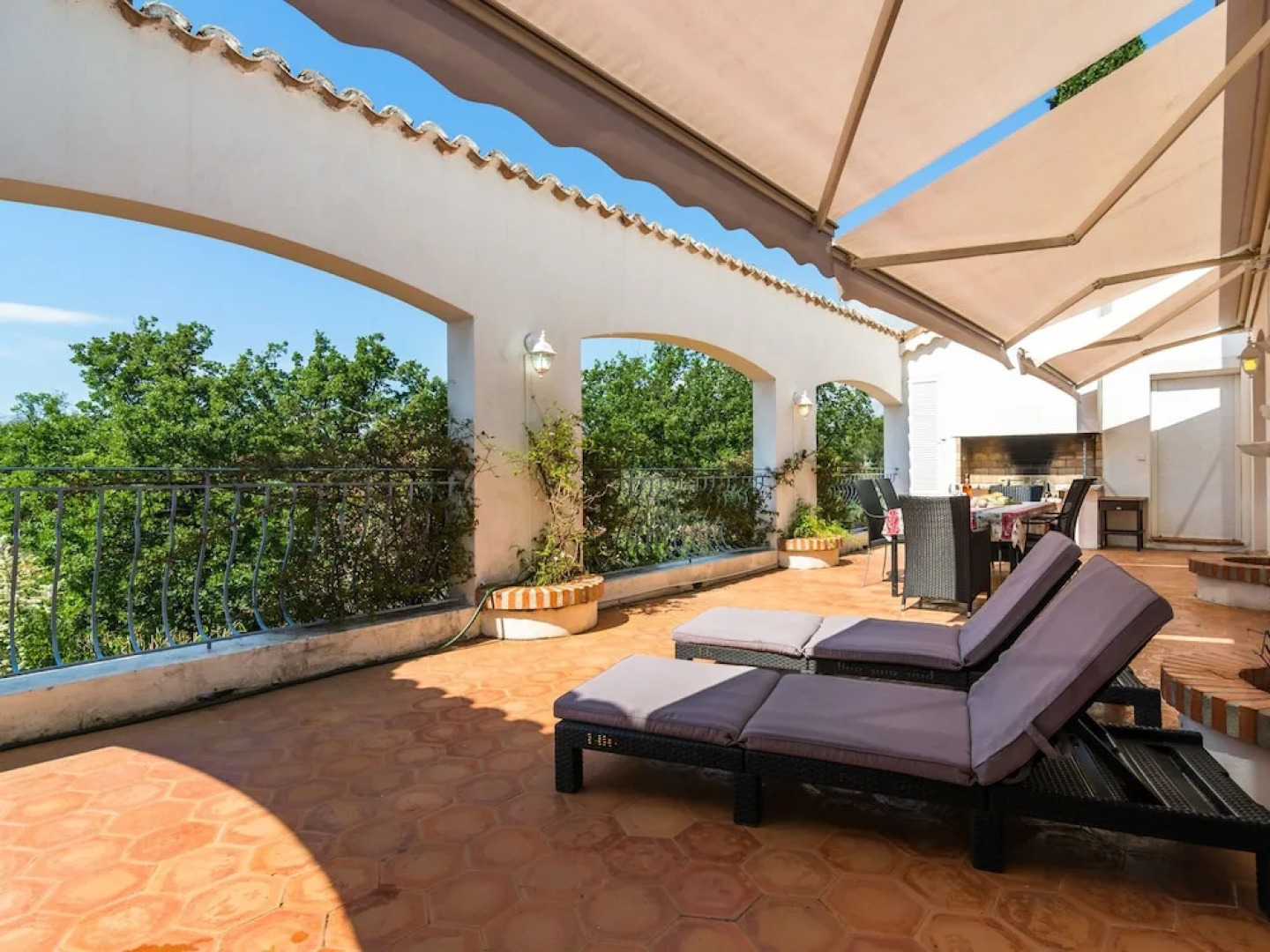 Spacious Villa in La Gaude With Swimming Pool