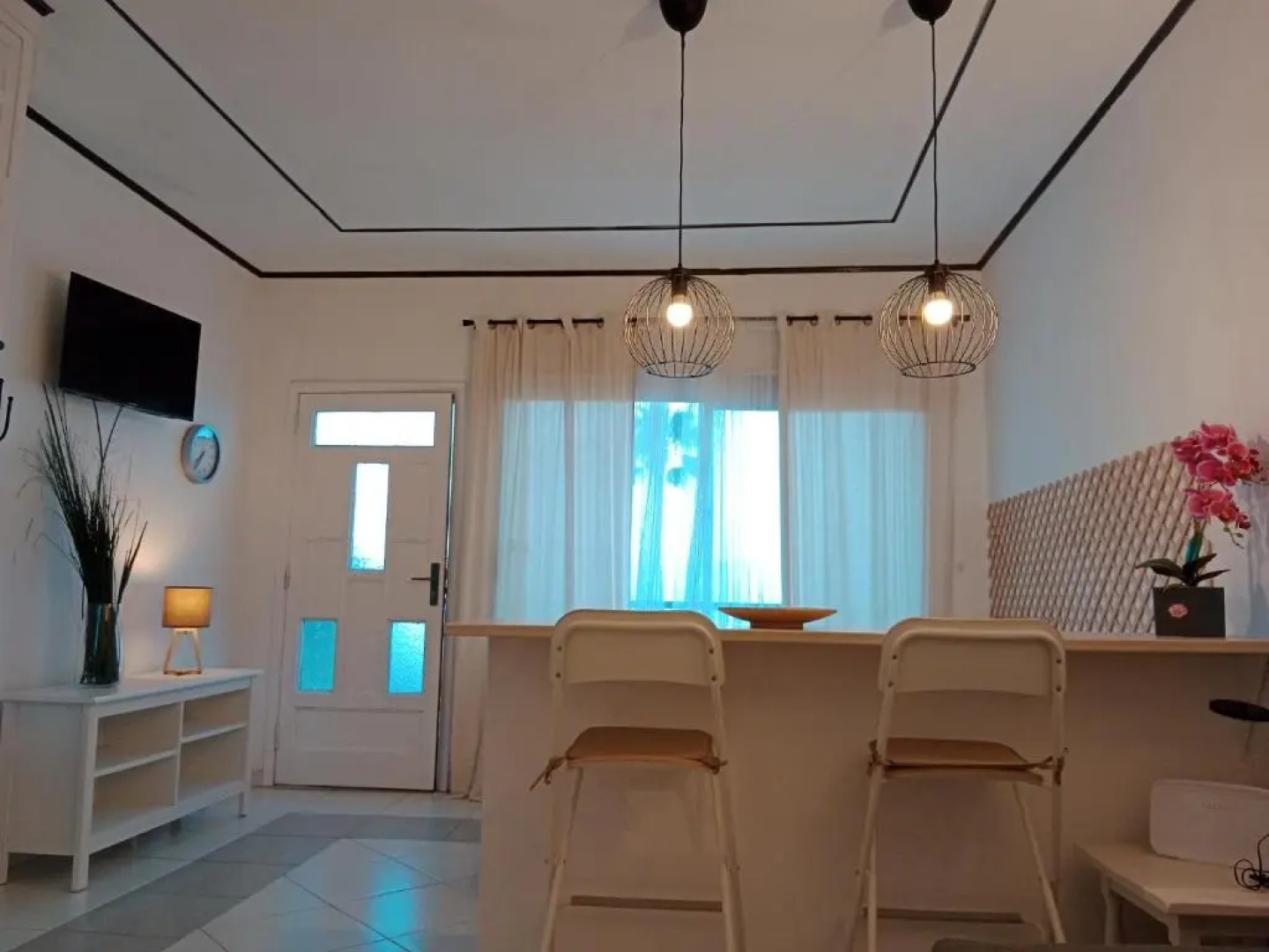 Studio sea front view & pool