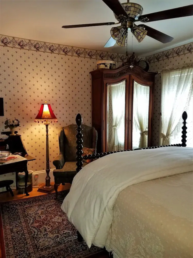 The Jeweled Turret Inn