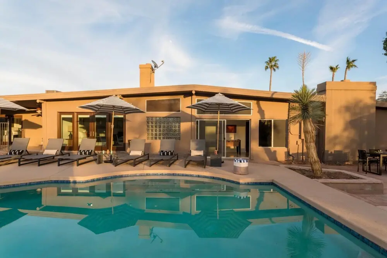 Caspian - Spacious Desert Oasis w Pool, Table Tennis, & Fire Pit