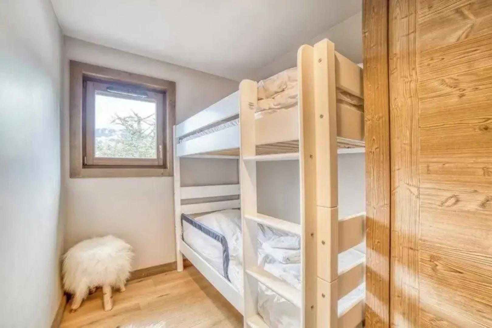 Luxurious 4-room Apartment With Swimming Pool, Gym, spa and Parking