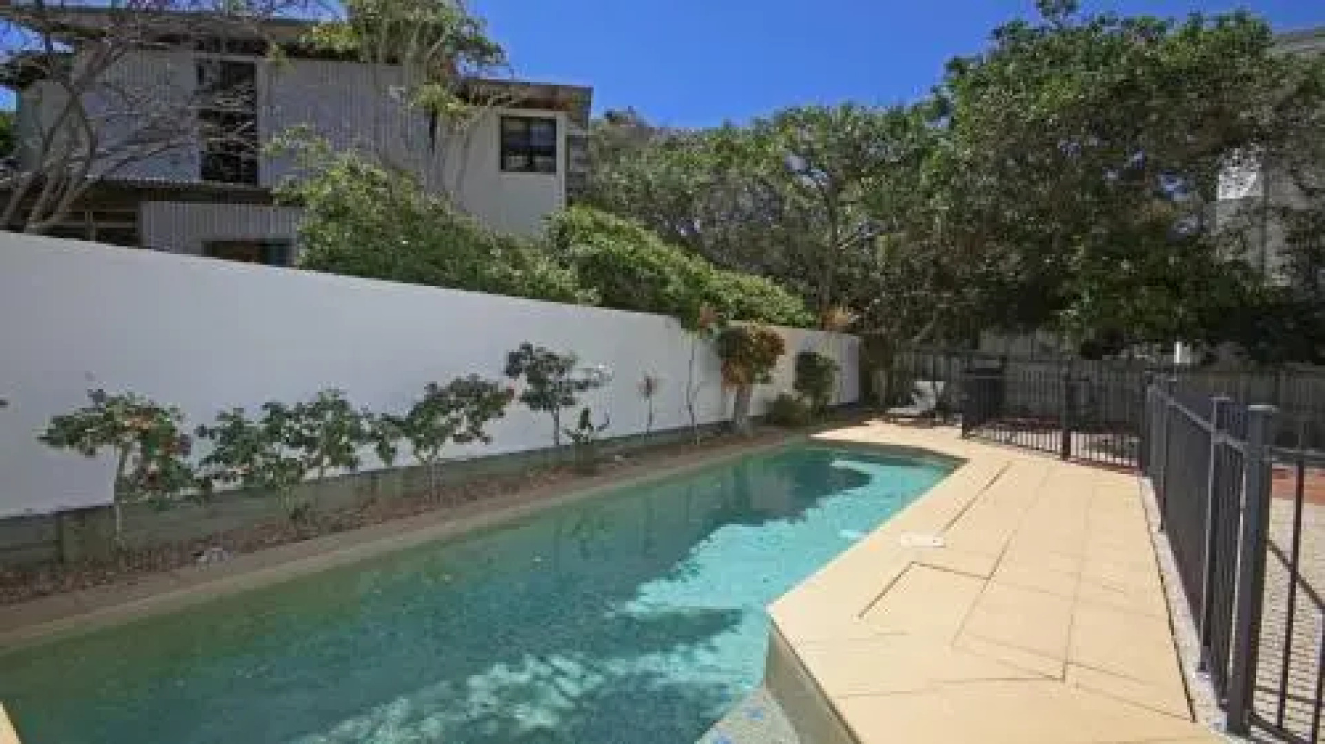 Unit 2, Beach Gallery, 9 Andrew Street Point Arkwright, 500 Bond, Linen Supplied