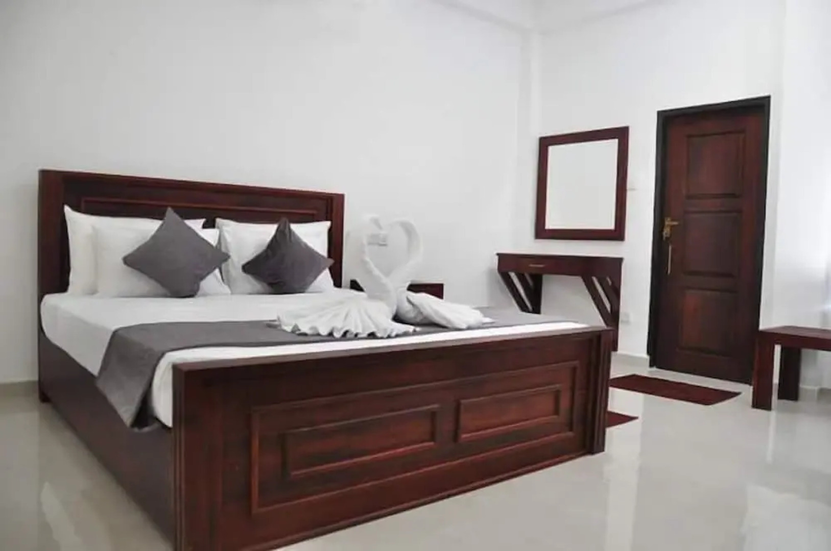 Airport Grand Holiday Home