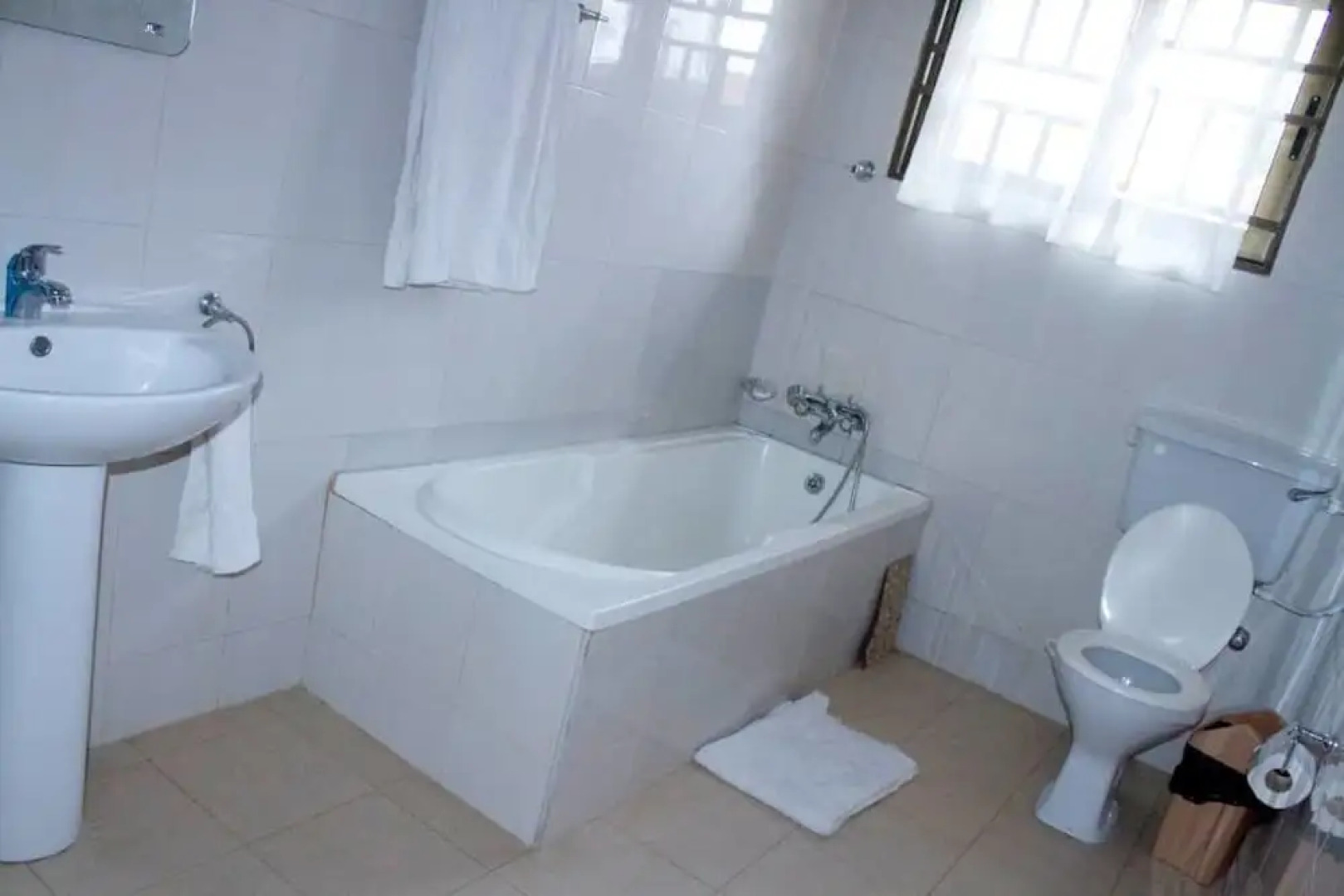 Kwamo Executive Lodge