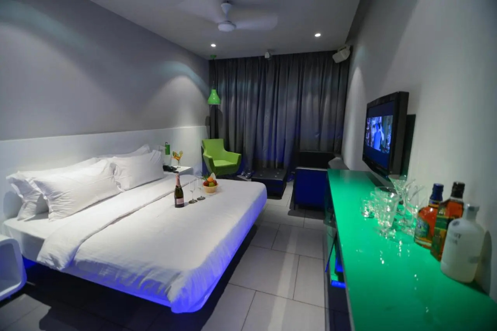SinQ Party Hotel