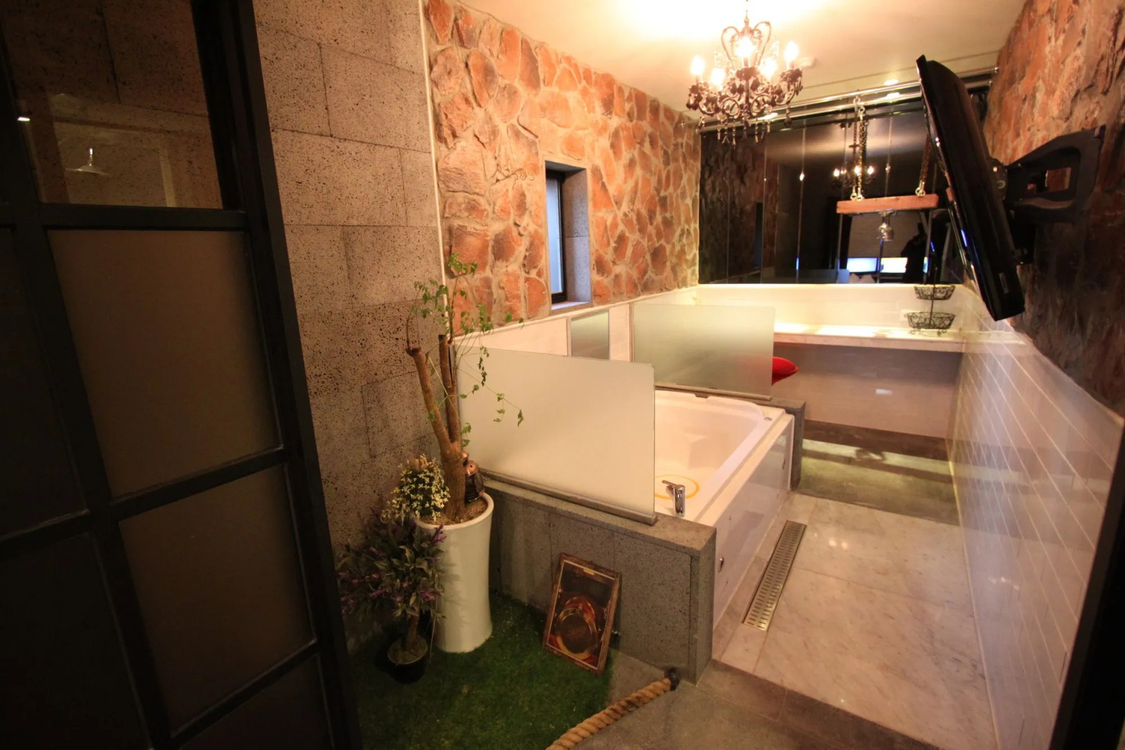 Hotel February Suseong