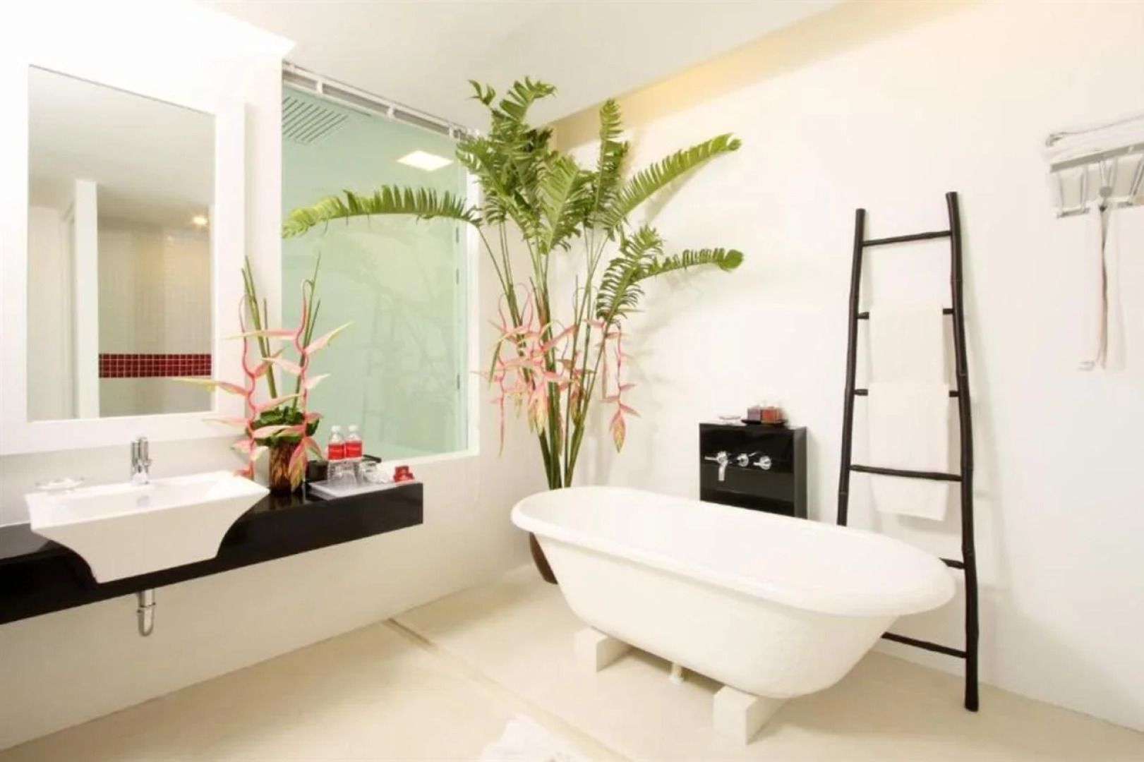 Курортный отель The Old Phuket - Karon Beach Resort