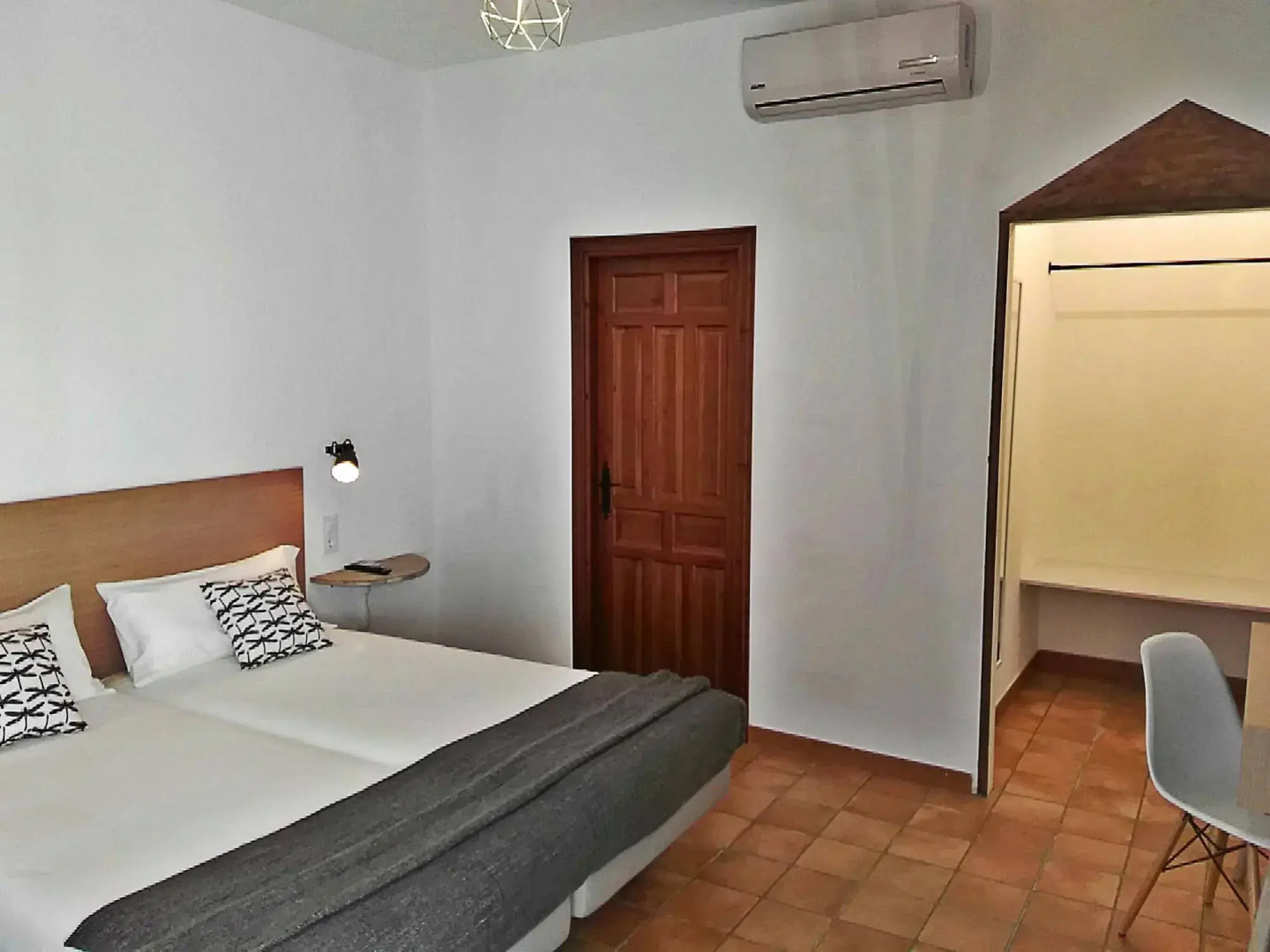 Frenteabastos Hostel & Suites