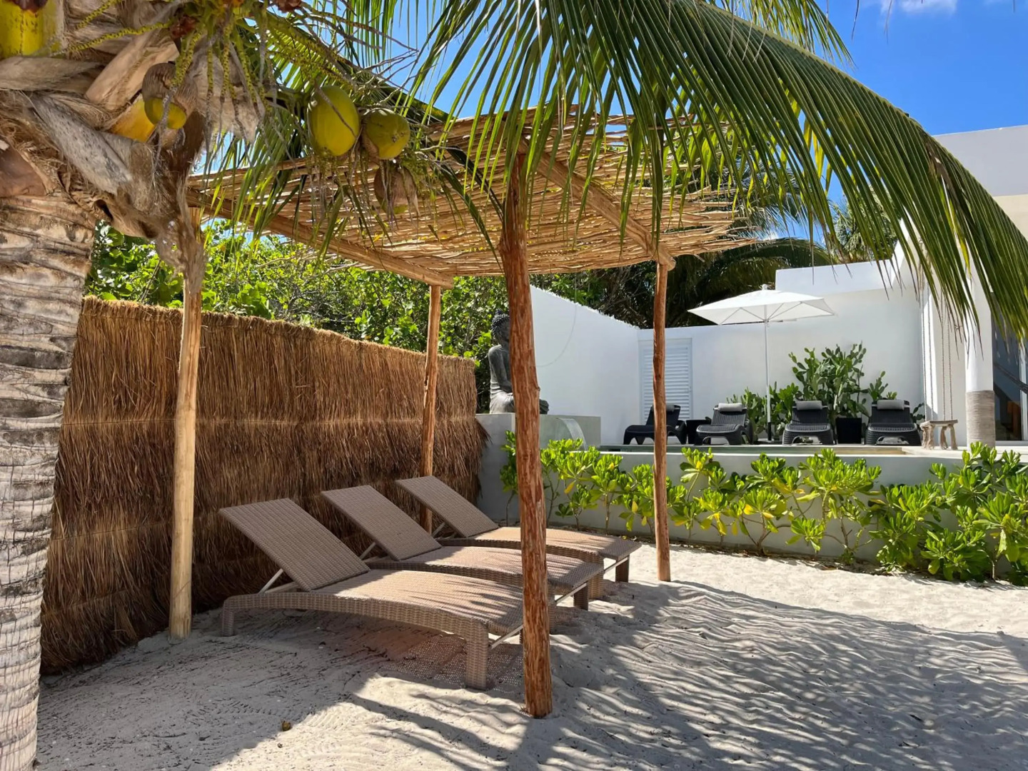 Casa en primera linea de playa con alberca