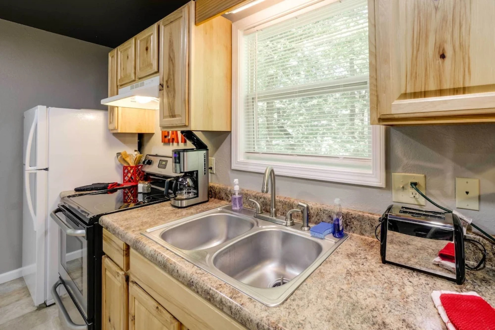 Cozy Whittier Cabin + Yard & Hot Tub, Pets Welcome