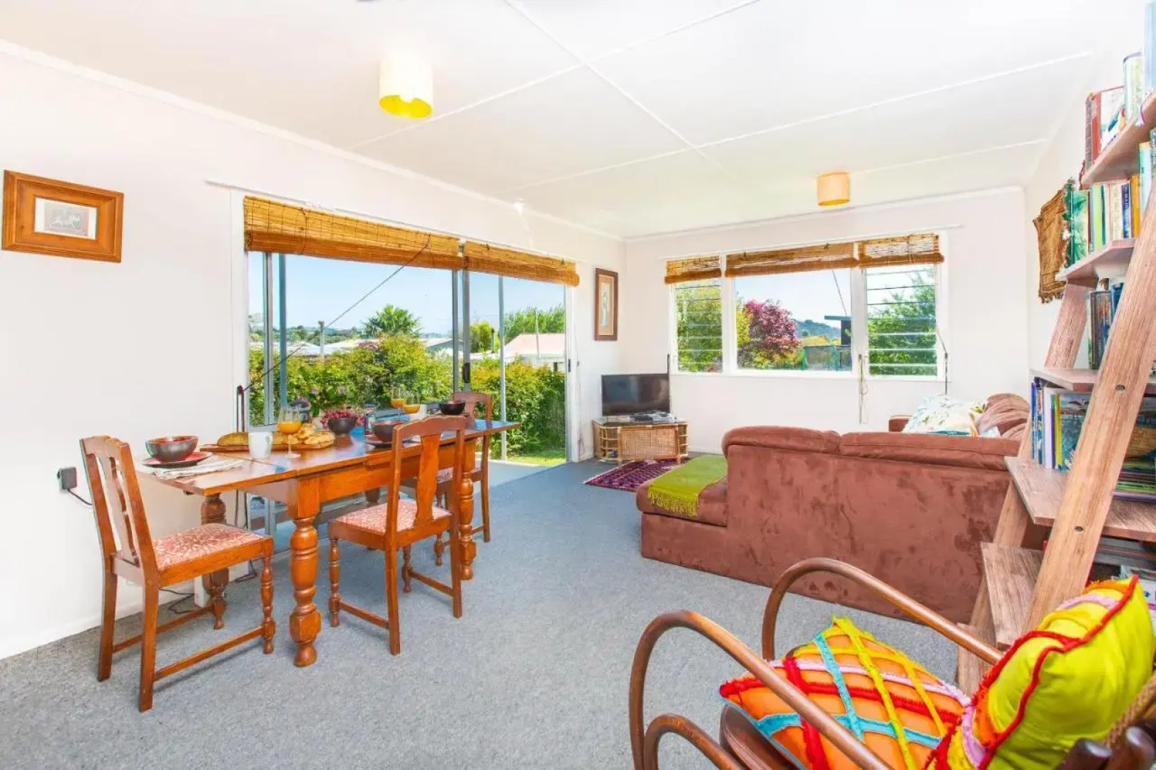 Lorenzen Bay Bungalow - Raglan Holiday Home
