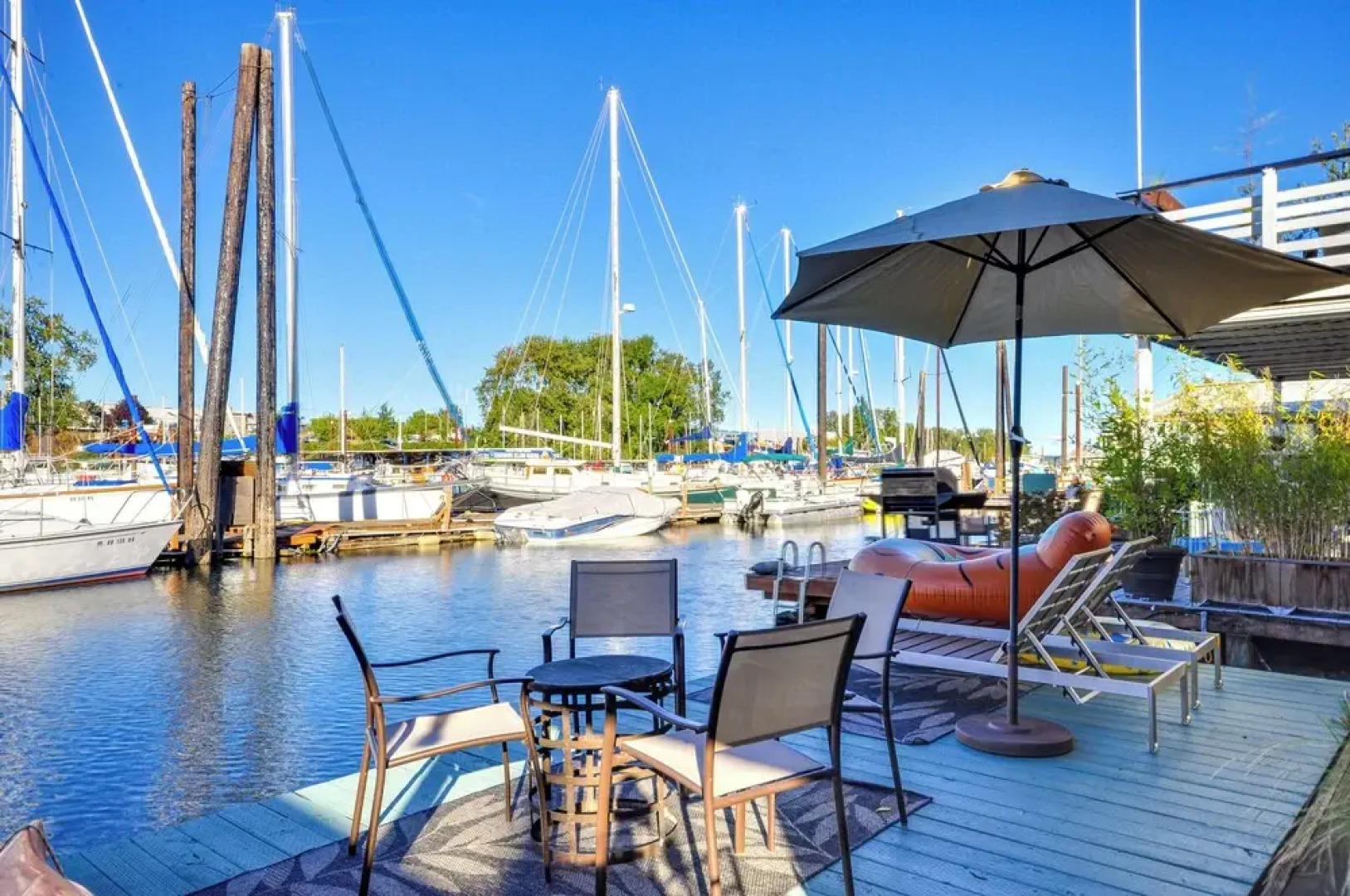 Portland Floating Home Getaway w/ Sauna!