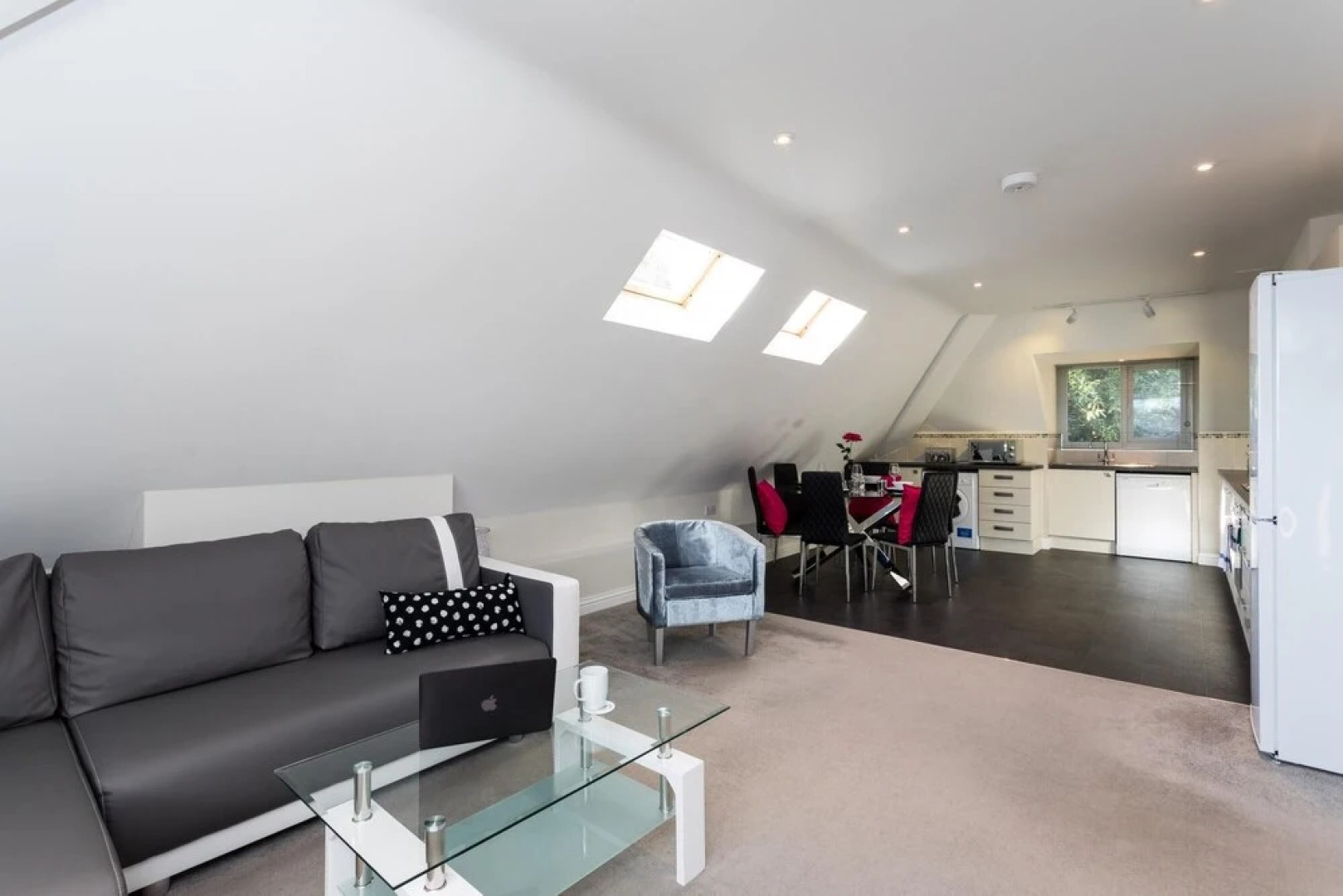 Garland Penthouse- Large 2 bed 2 Bath Self Contained Flat- Close to Shops