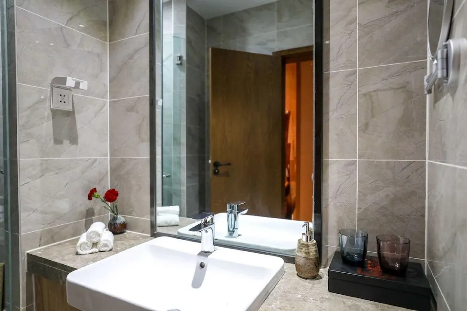 The 5th Meteorite Glory Hotel