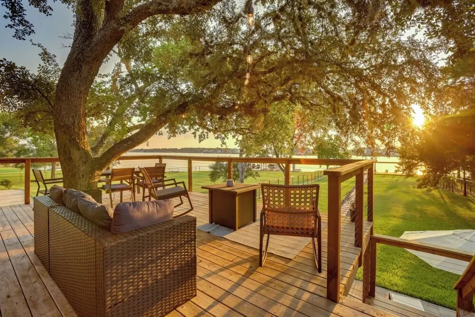 Willis Waterfront Home w/ Deck on Lake Conroe!