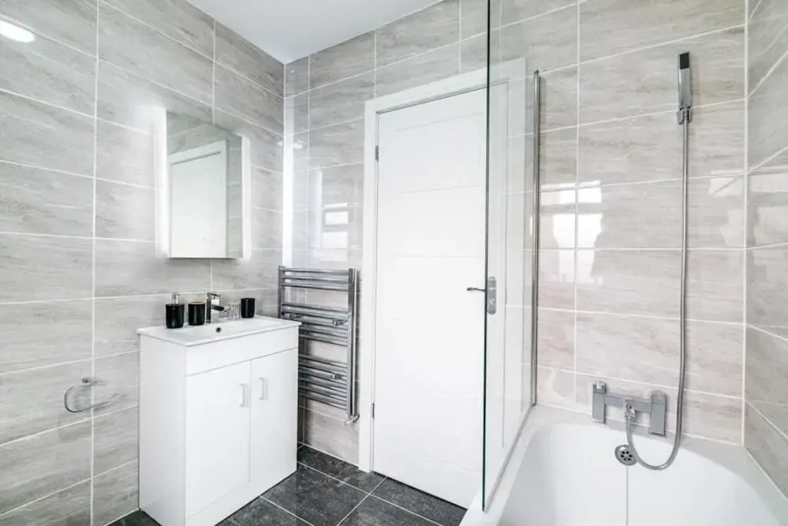 Elegant 5 Bedroom House/free Parking/yard