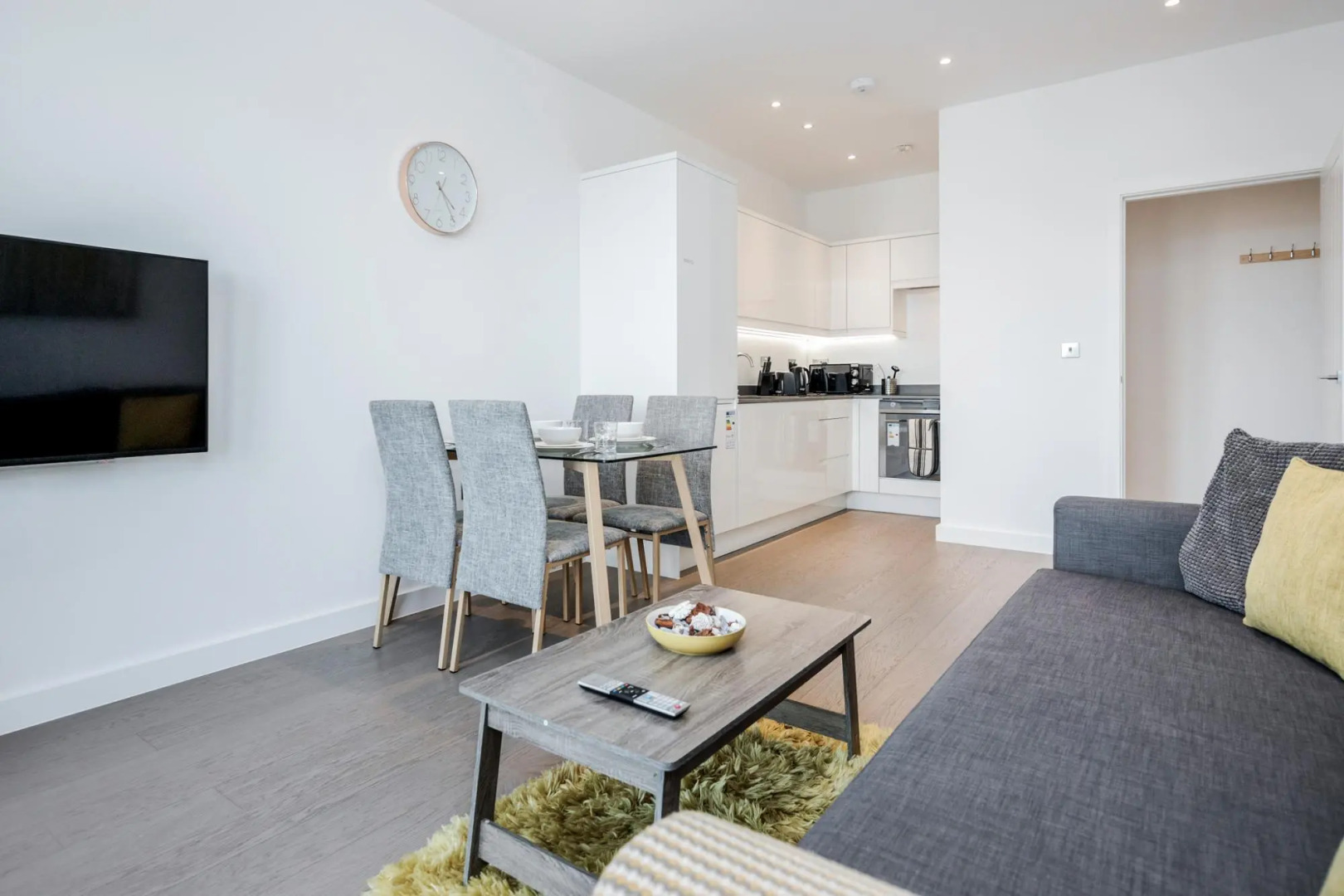 2 Bedroom Top Floor Grosvenor's Luxury Apartment - 5 mins Walk to the Station, Free WiFi