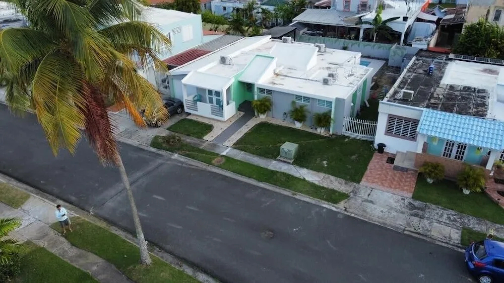 Walk to Beach or Swim in the Pool, 4 Bedrooms 4 Home by Redawning