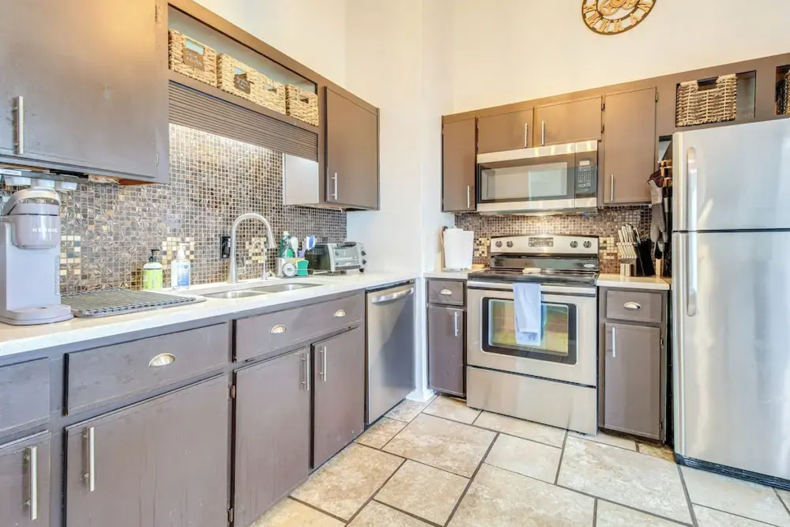 Near Dtwn & Beach: Savannah Home w/ Game Room!