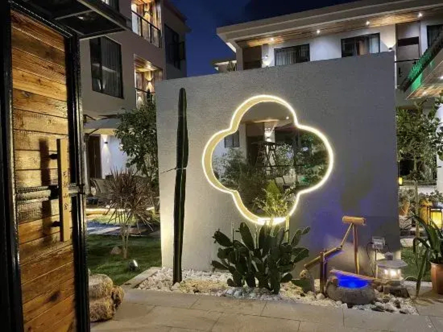 Shiping Longhe Mountain House