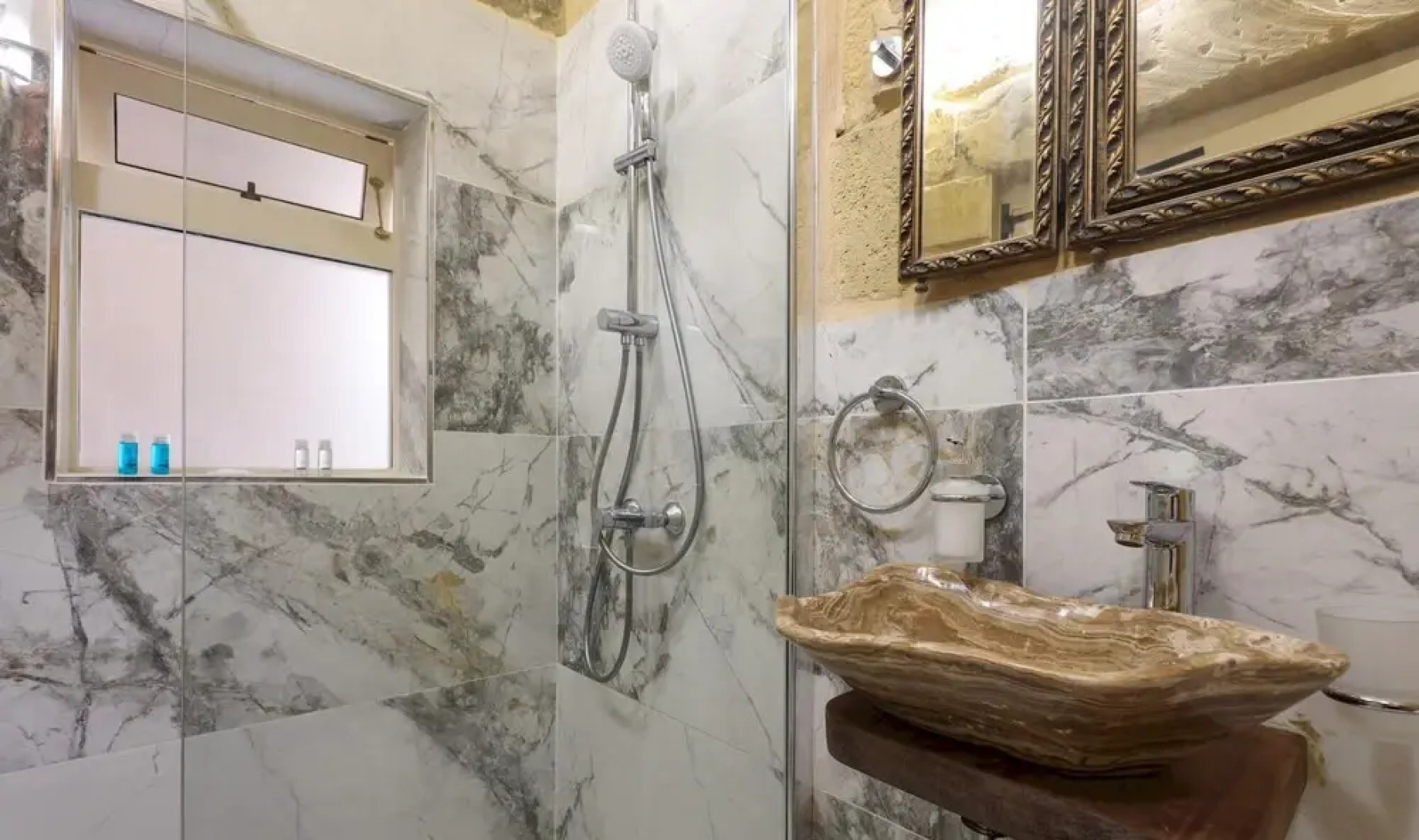 Deluxe Studio in a 900 yr old Luxury Home - 1