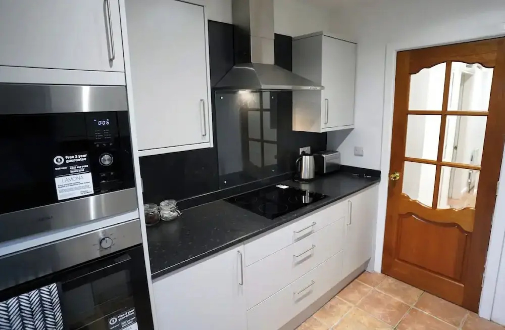 4 bed House - Private Garden - Free Parking