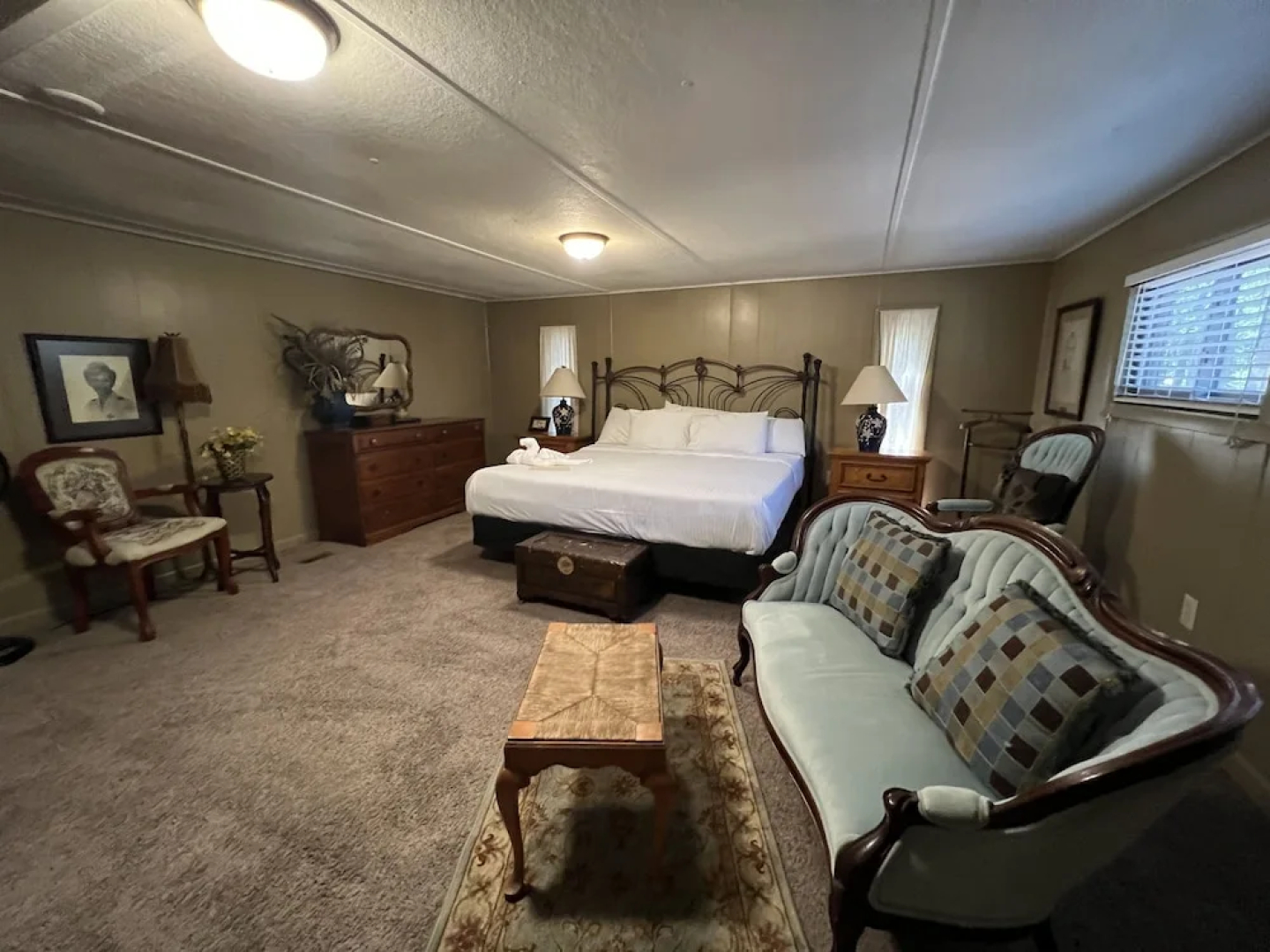 Lake side three bedroom, two bath house on Lake Ouachita with private hot tub. by RedAwning