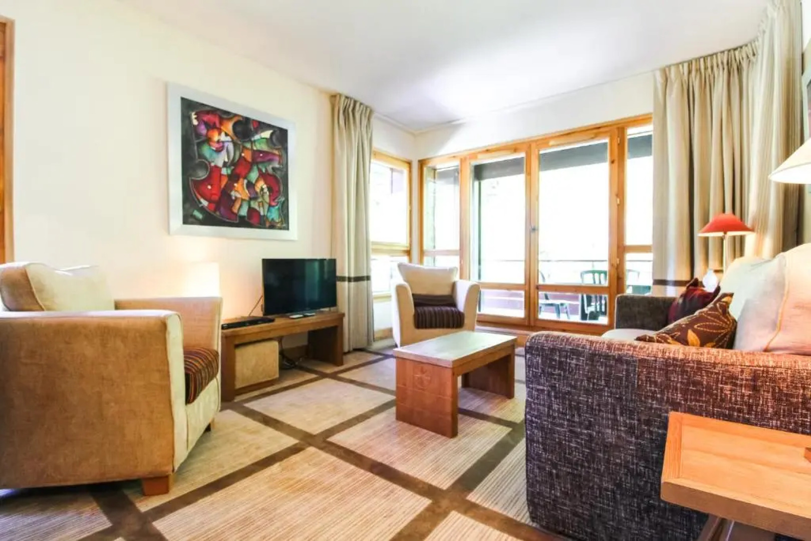 Spacious Family 2-bed, 2-bath with parking, private piste