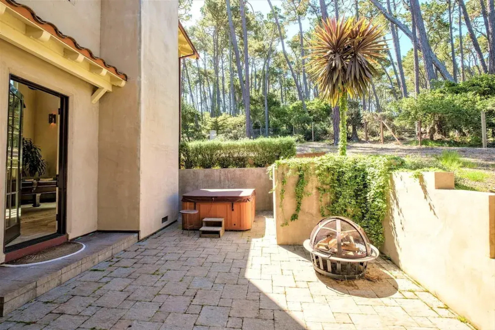 Lx17 Pebble Beach Golfer Retreat