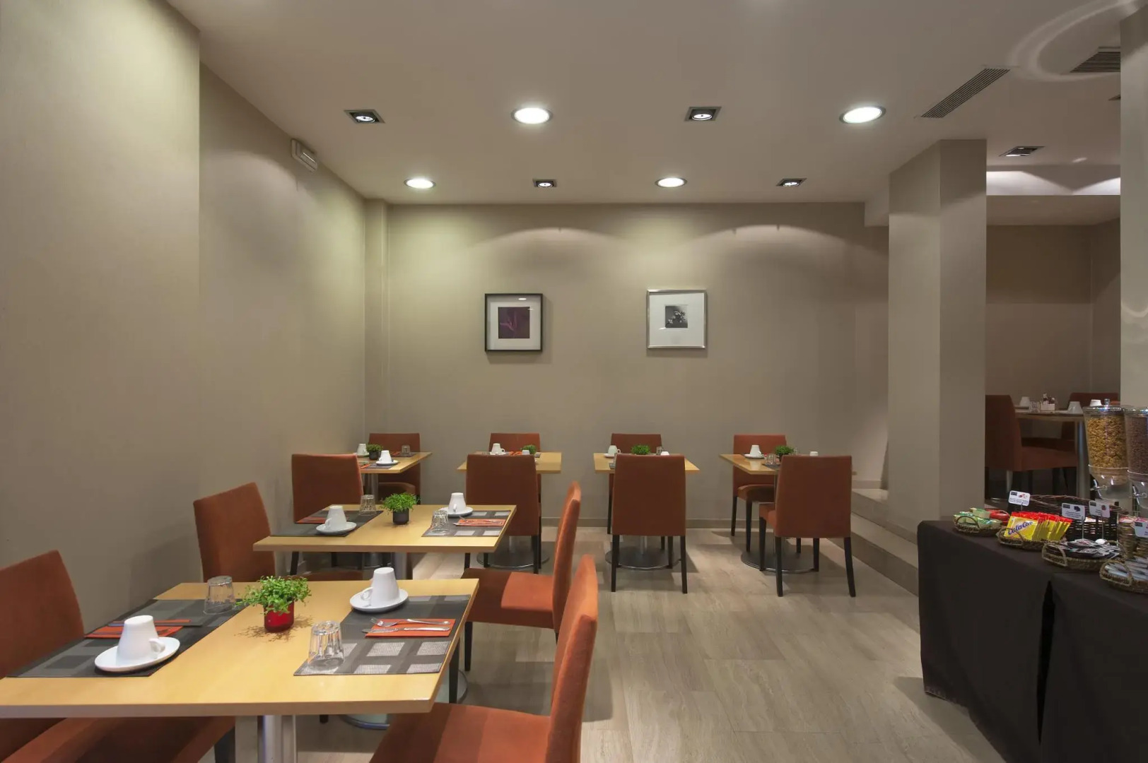 LATROUPE Grand Place Hostel