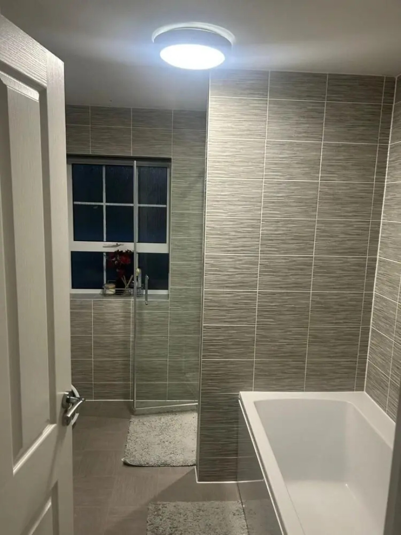 High END Spacious 4 Bed House - Free Parking