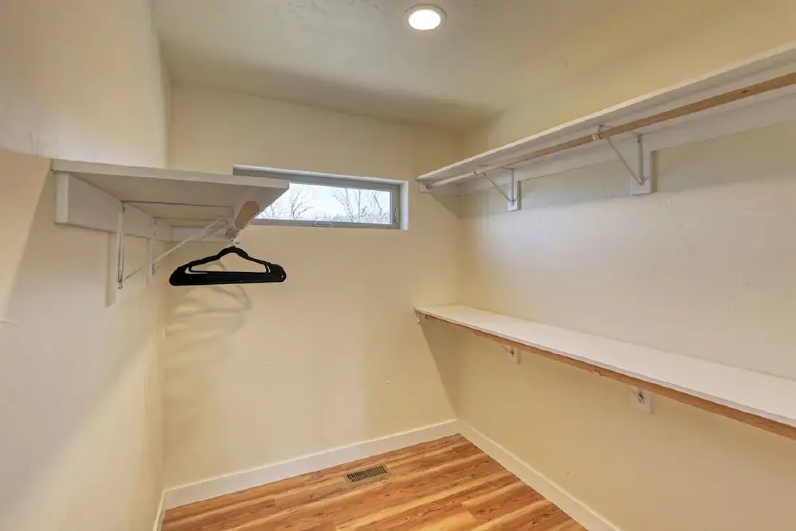 Gold Mining Condo King Bed Modern Comforts