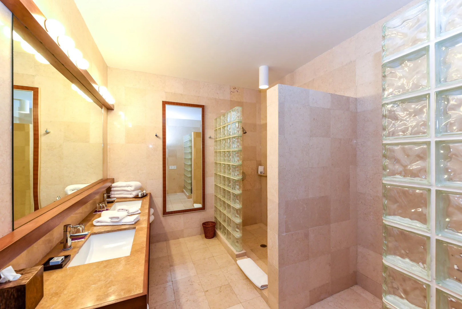 Las Verandas Hotel & Villas