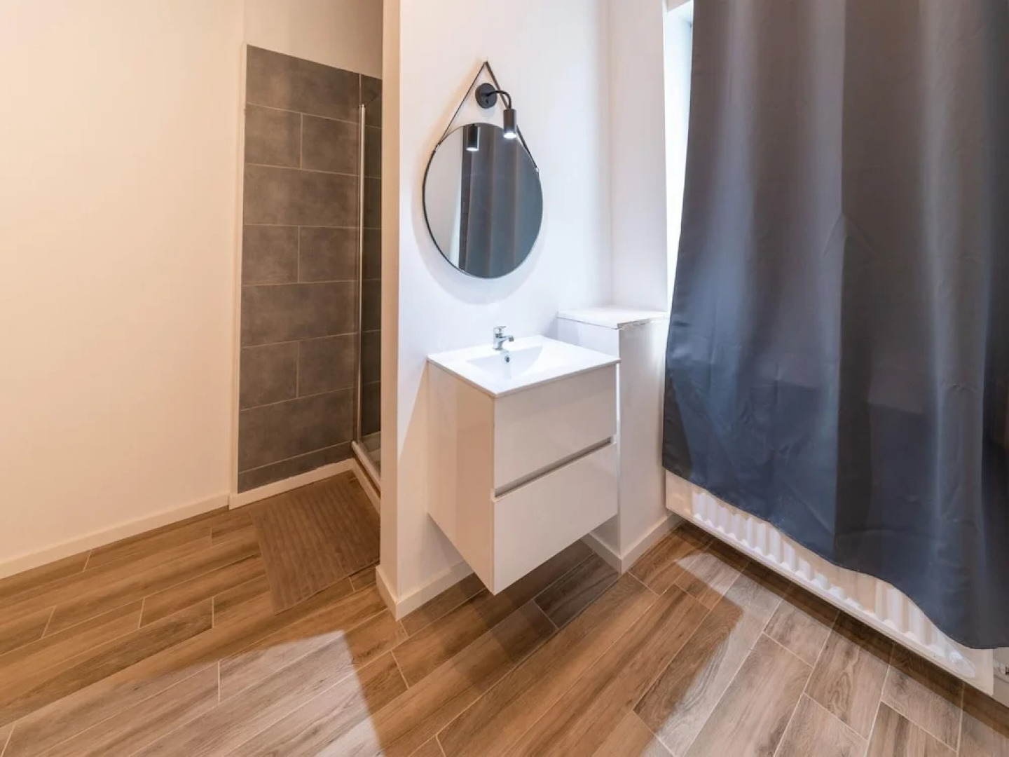 Mansion With Pool & Bar