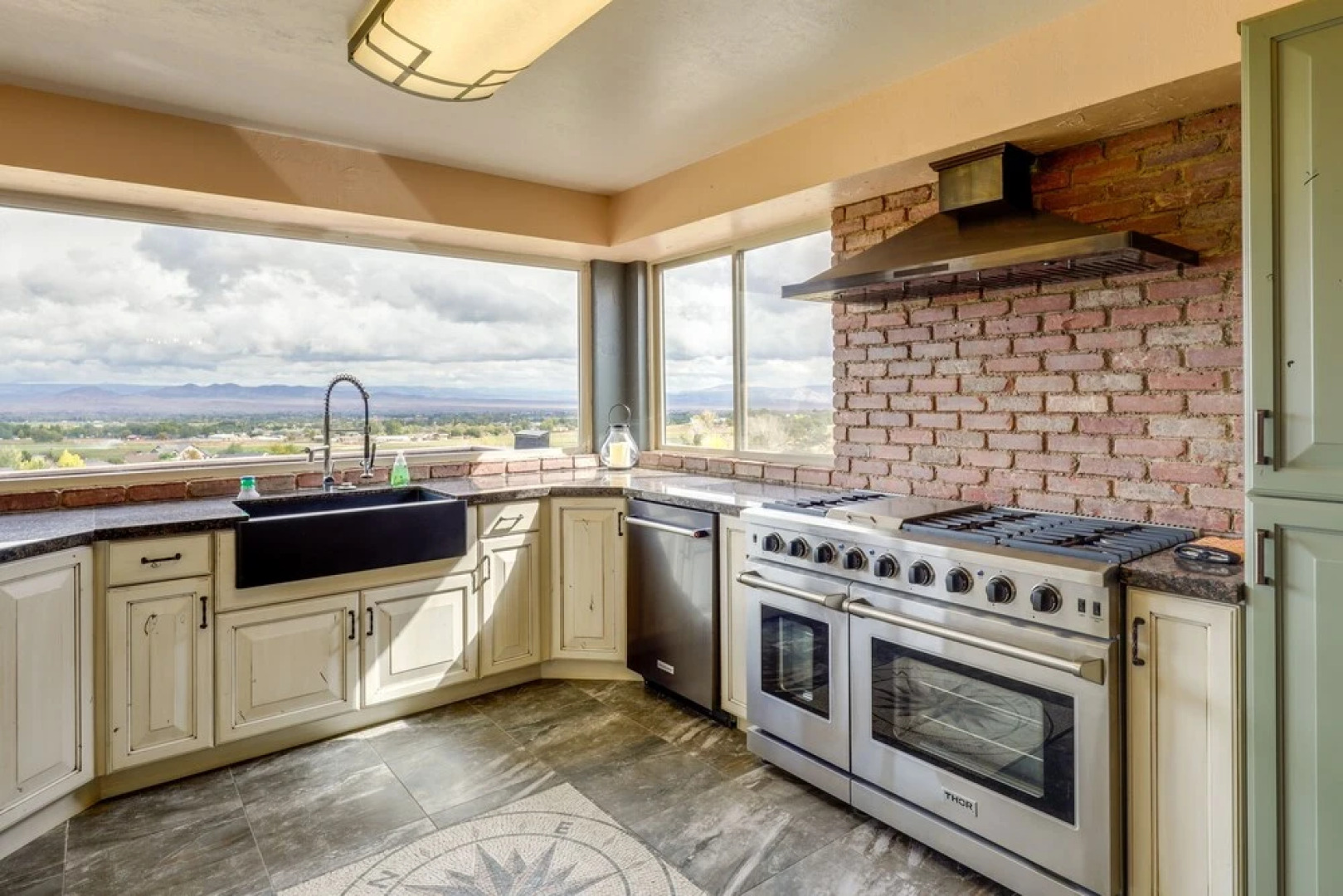 Family-friendly Utah Home: Deck, Mountain Views!