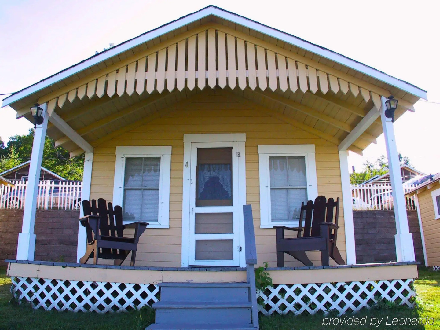 Half Moon Motel & Cottages