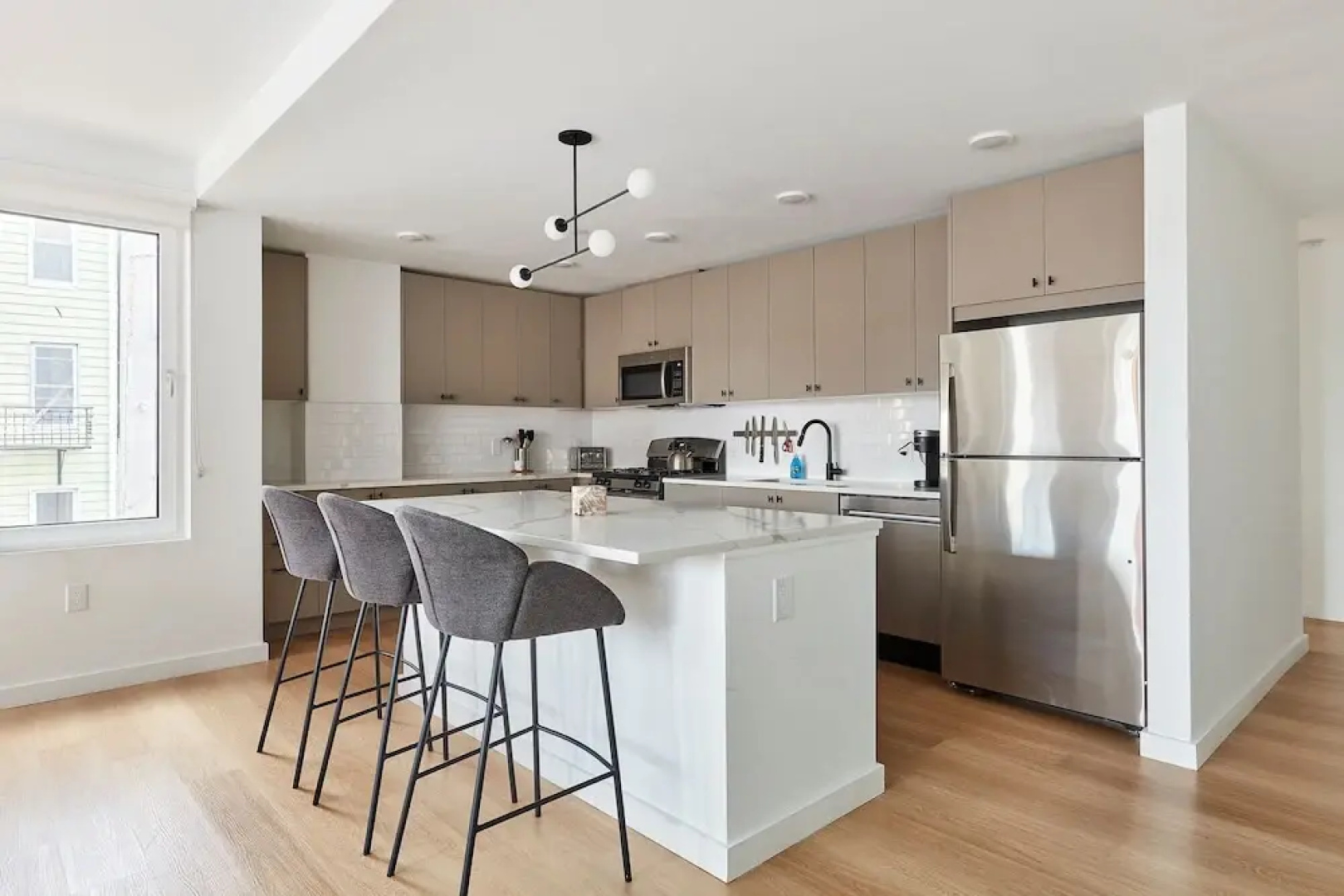 Airy 3 BR Flat w Shared Deck - gym - Mins to NYC