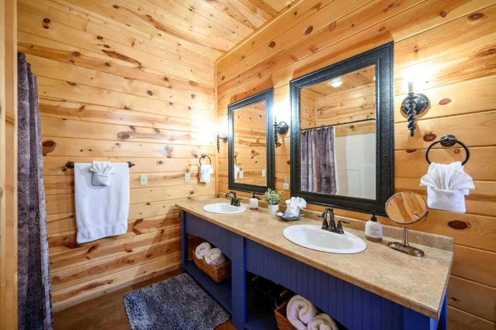 Hickory Bear - Secluded Cabin, Sleeps 10, New Hot Tub, Fire Pit, Arcade, Foosball Table & Deck Slide