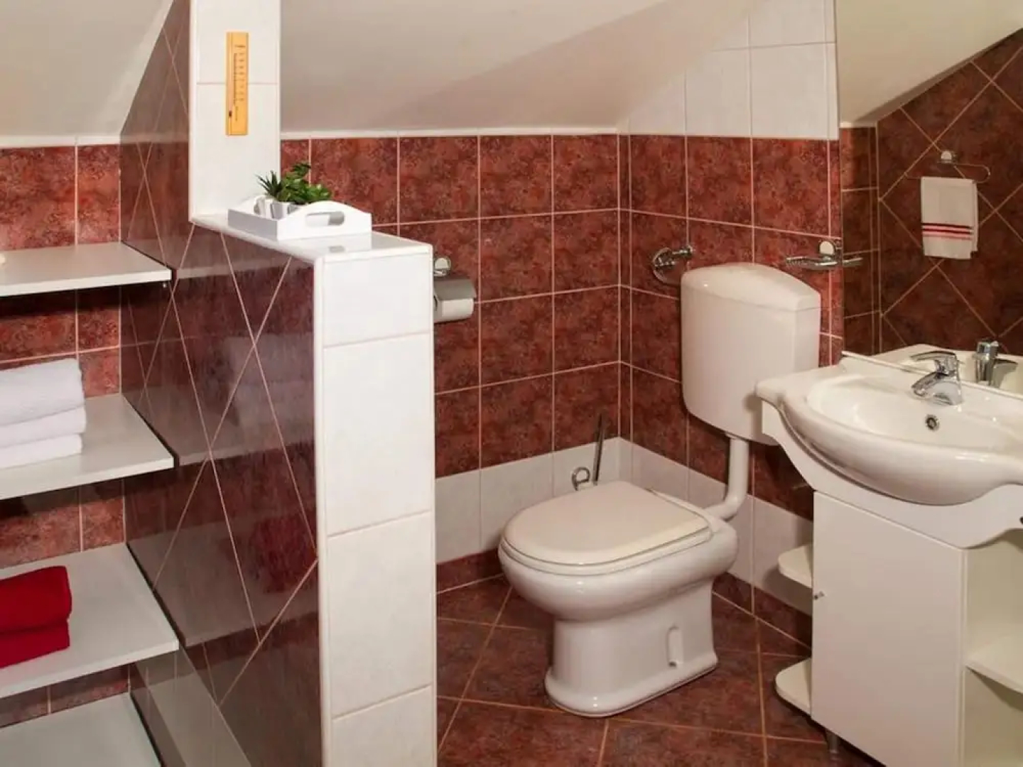 Secluded Holiday Home with Hot Tub in Kozji Vrh